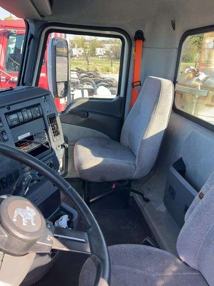 2014 Mack CXU613 showing 501,255 mi, hrs unknown- runs