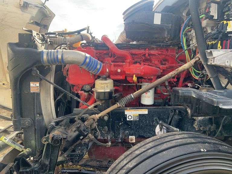 2015 Peterbilt 579 showing 465,411 mi, 24,008 hrs- runs