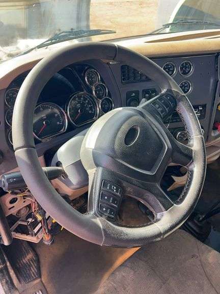 2015 Peterbilt 579 showing 500,775 mi, 26,318 hrs - doesn't run