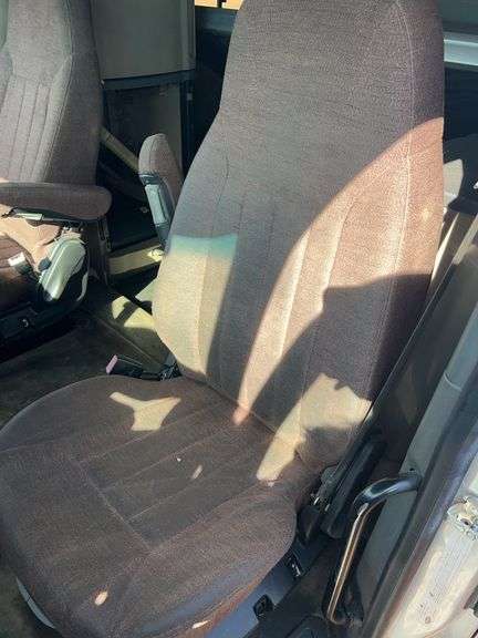 2015 Peterbilt 579 showing 416,100 mi, 22,250 hrs - runs