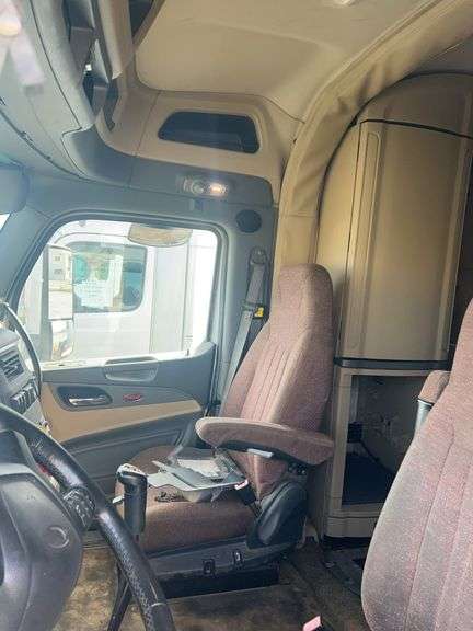 2015 Peterbilt 579 showing 465,411 mi, 24,008 hrs- runs