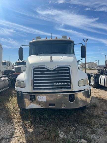2007 Mack CXP613 showing 551,127 mi, 17,645 hrs - doesn't run