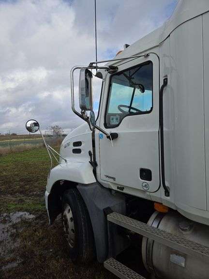 2007 Mack CXN613 565,498 mi, 10,366 hrs- doesn't run