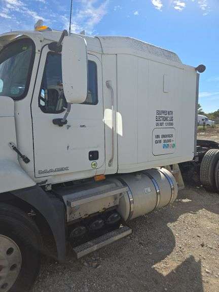2008 Mack CXU613 showing 529,582 mi, 12,274 hrs- runs
