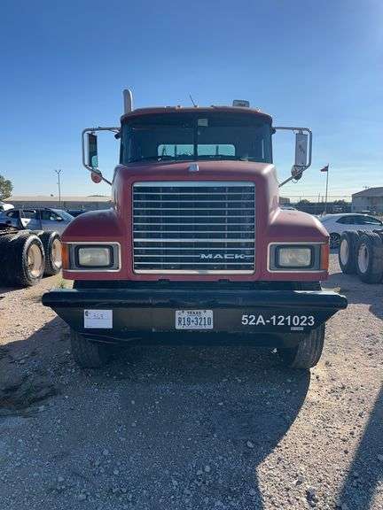2012 Mack CHU13 showing 28,654 mi, 15,876 hrs- runs