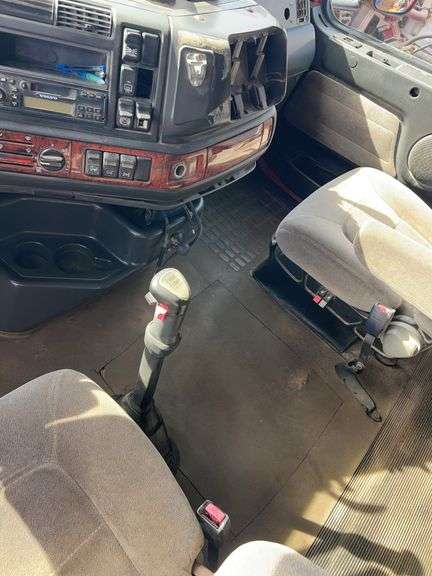 2003 Volvo showing 862,463 & 82,463 mi, 3,909 hrs - doesn't run