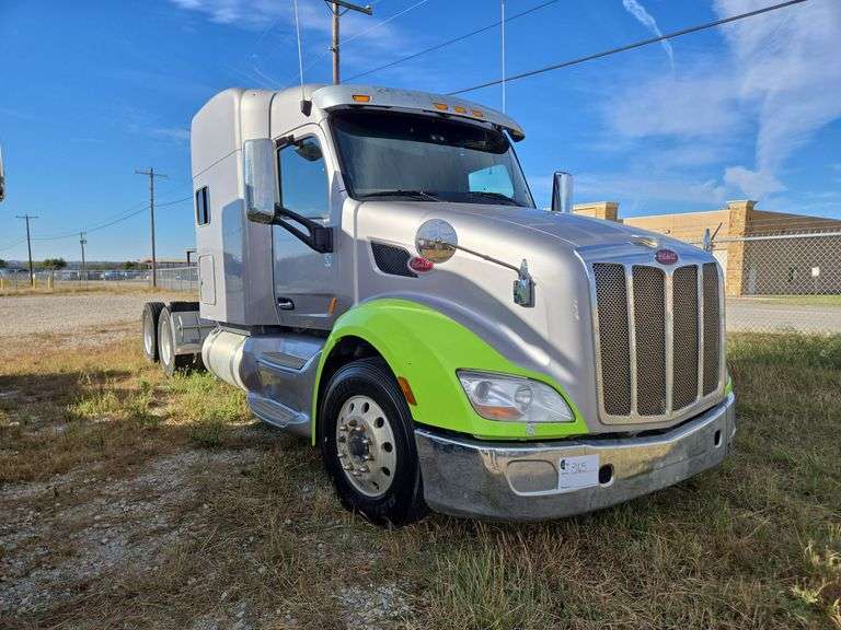 2015 Peterbilt 579 showing 465,411 mi, 24,008 hrs- runs