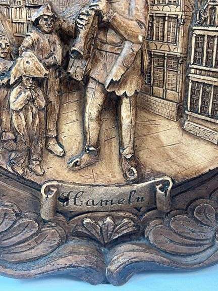 PIED PIPER OF HAMELIN CARVED FIGURINE AND PLATE.  GERMAN ORIGIN