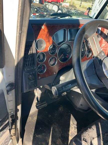 2011 Mack CXU613 showing 331,782 mi, 10,113 hrs- runs