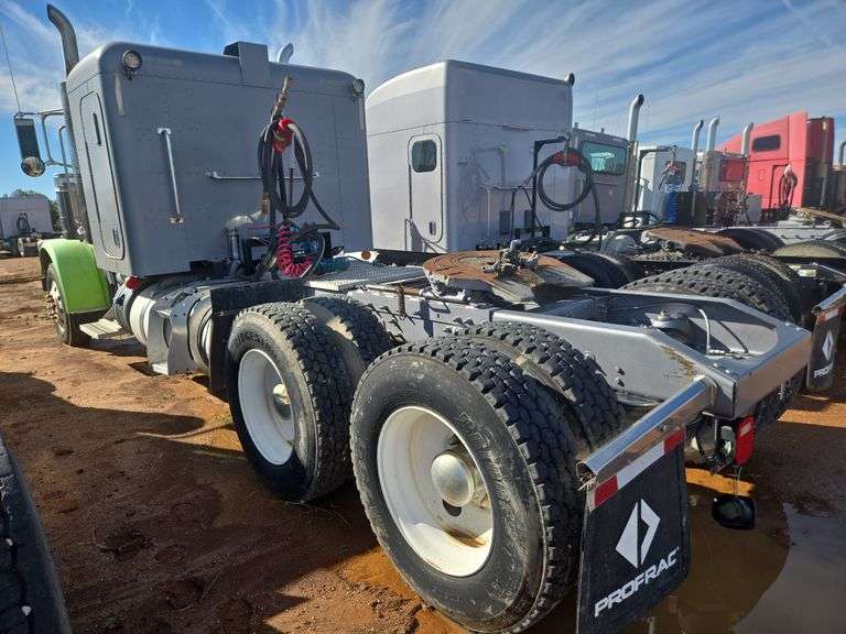 2014 Peterbilt 388 showing 425,273 mi, hrs unknown - doesn't run