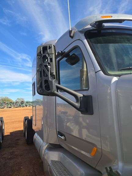 2015 Peterbilt 579 showing 500,775 mi, 26,318 hrs - doesn't run