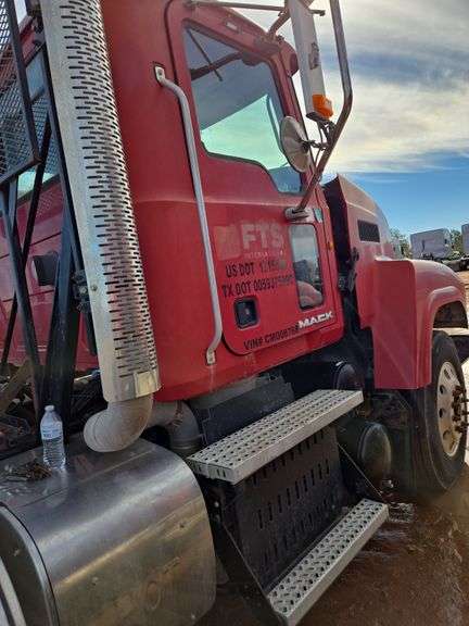 2012 Mack CHU613 showing 30,835 mi, 15,715 hrs - runs