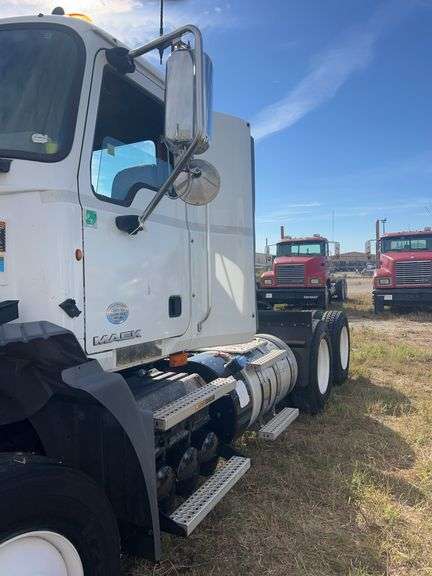 2013 Mack CXU613 showing 376,107 mi, 8,830 hrs - doesn’t run