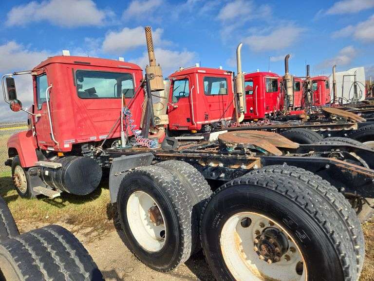 2008 Mack CHU613 showing 75,752 mi, 10,208 hrs- runs