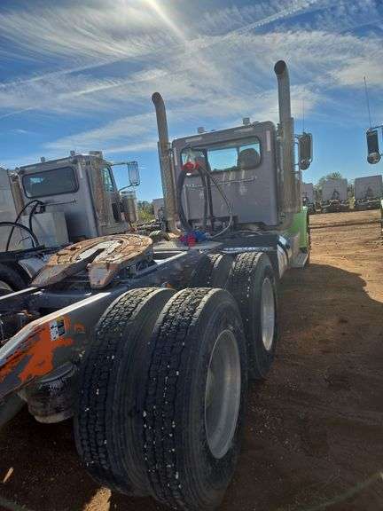 2015 Peterbilt 389 showing 20,400 mi, hrs unknown - doesn't run