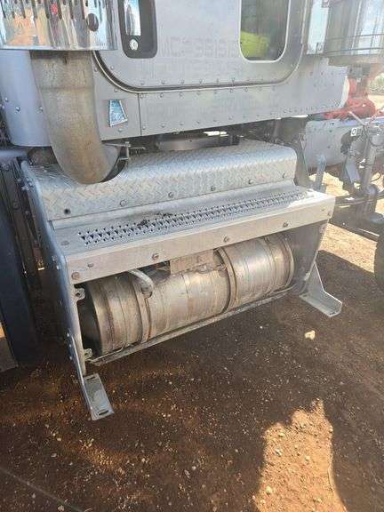 2014 Peterbilt miles & hrs unknown - doesn't run