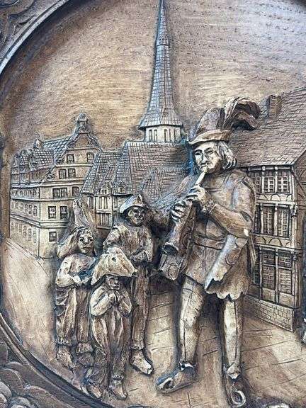 PIED PIPER OF HAMELIN CARVED FIGURINE AND PLATE.  GERMAN ORIGIN