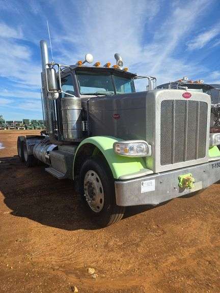 2015 Peterbilt 389 showing 20,400 mi, hrs unknown - doesn't run