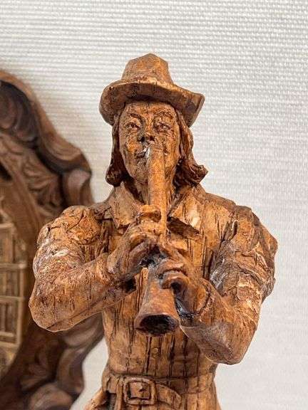PIED PIPER OF HAMELIN CARVED FIGURINE AND PLATE.  GERMAN ORIGIN