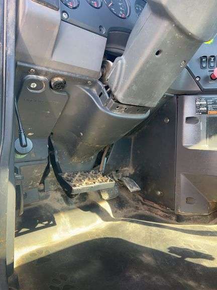 2008 Mack CHU613 showing 61,447 mi, 15,684 hrs - runs