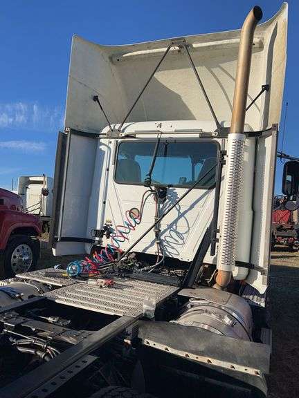 2013 Mack CXU613 showing 402,711 mi, 8,428 hrs- doesn't run