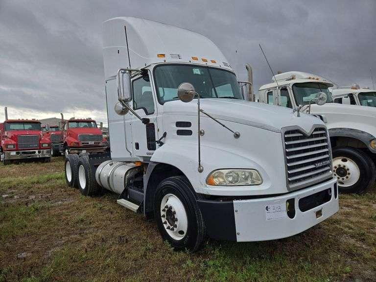 2013 Mack CXU613 showing 359,326 mi, 8,691 hrs - runs
