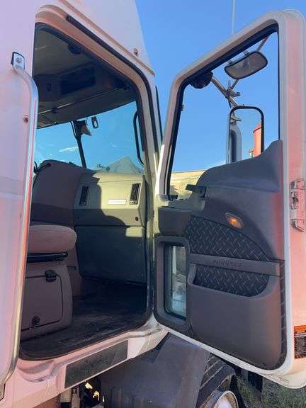 2013 Mack CXU613 showing 402,711 mi, 8,428 hrs- doesn't run