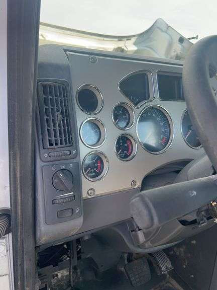 2013 Mack CXU613 showing 376,107 mi, 8,830 hrs - doesn’t run