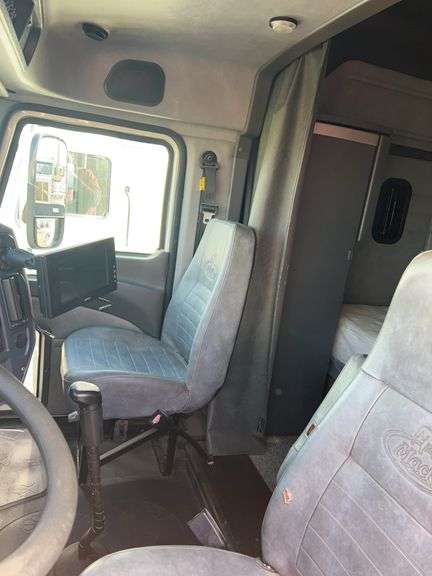 2013 Mack CXU613 showing 438,785 mi, 141,133 hrs- runs