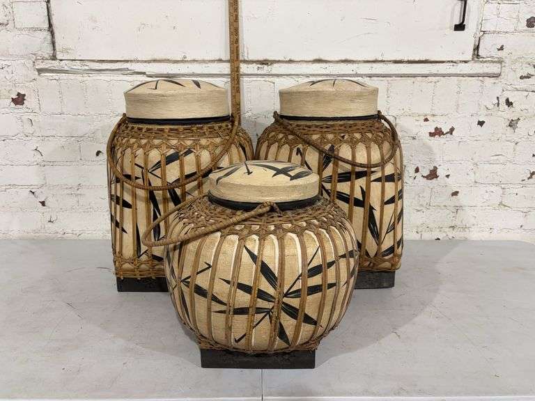 Lidded rice storage containers 