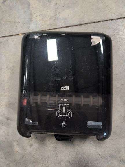 Paper towel dispenser