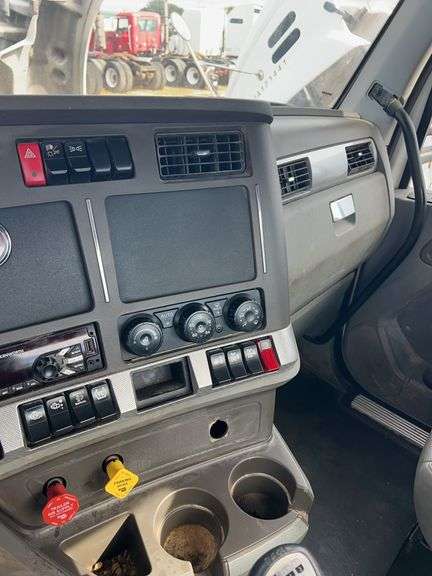 2018 Kenworth T880 showing 13,663 mi, 5,470 hrs - runs