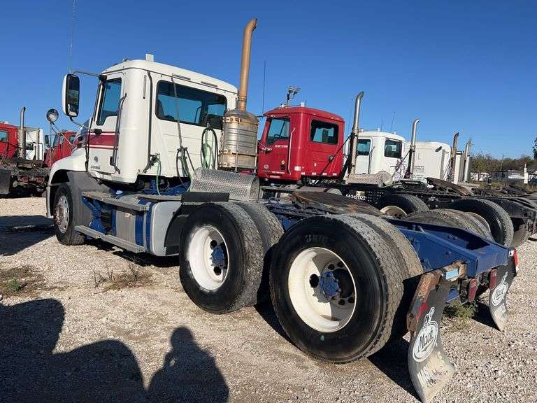 2014 Mack CXU613 showing 501,255 mi, hrs unknown- runs