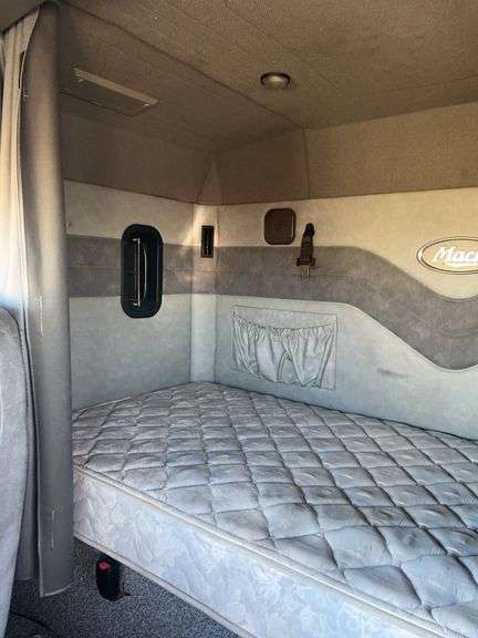 2008 Mack CXU613 showing 529,582 mi, 12,274 hrs- runs