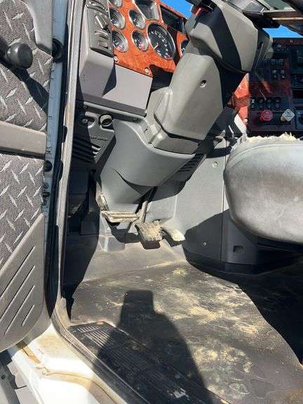 2011 Mack CXU613 showing 331,782 mi, 10,113 hrs- runs