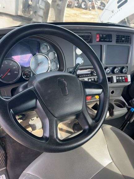 2018 Kenworth T880 showing 13,663 mi, 5,470 hrs - runs