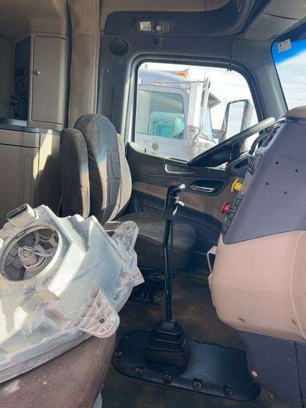 2015 Peterbilt 579 showing 500,775 mi, 26,318 hrs - doesn't run