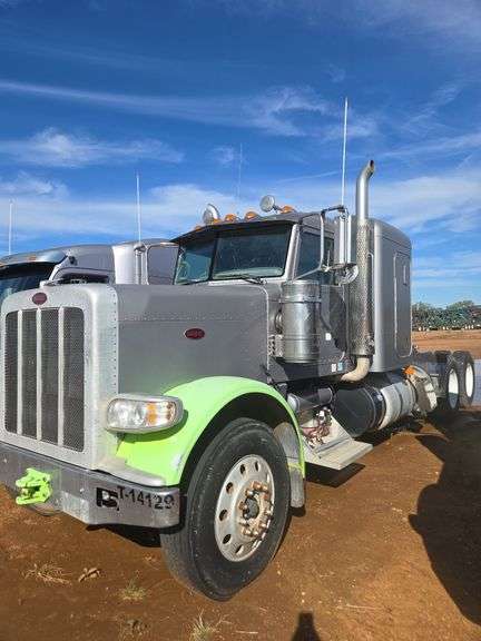 2014 Peterbilt 388 showing 425,273 mi, hrs unknown - doesn't run
