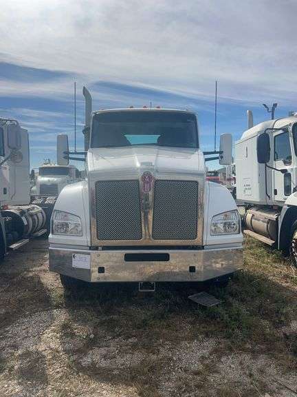 2018 Kenworth T880 showing 13,663 mi, 5,470 hrs - runs