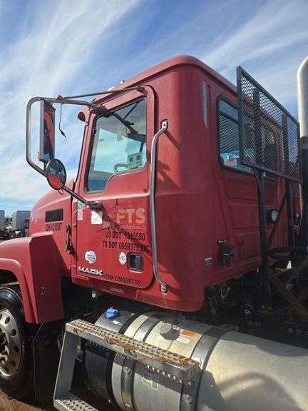 2012 Mack CHU613 showing 30,835 mi, 15,715 hrs - runs