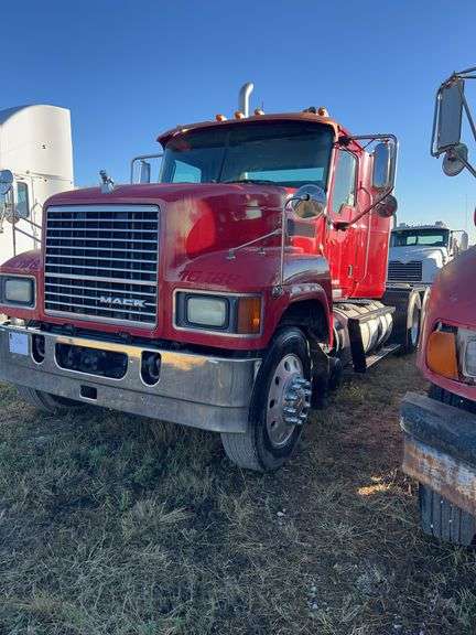 2011 Mack CHU613 showing 558,544 mi, 16,894 hrs- runs