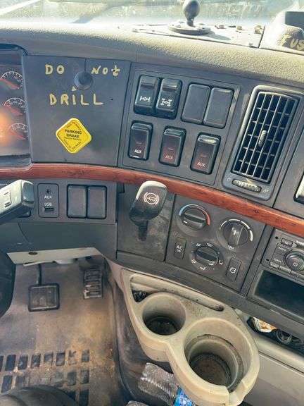 2010 Volvo VN showing 175,079 mi, hrs unknown - doesn't run