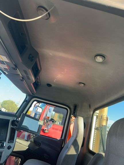 2013 Mack CXU613 showing 402,711 mi, 8,428 hrs- doesn't run