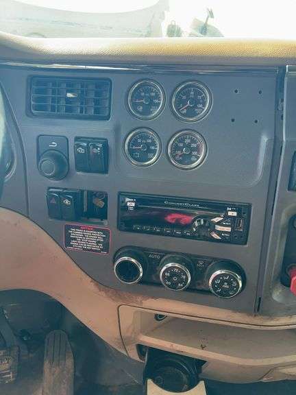 2015 Peterbilt 579 showing 500,775 mi, 26,318 hrs - doesn't run