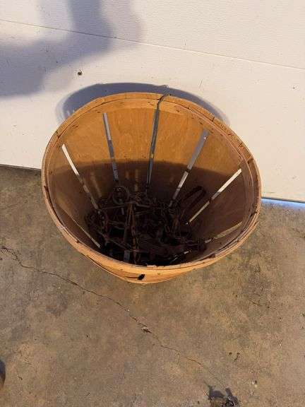 Basket w/ Metal Foothold Traps