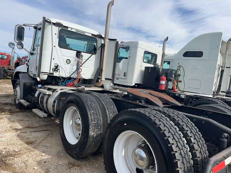 2012 Mack CXU613 showing 701,487 mi, 15,325 hrs - runs