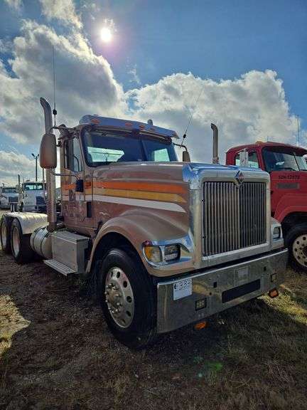 2015 International 9900 showing 218,605 mi, 6,078 hrs- runs