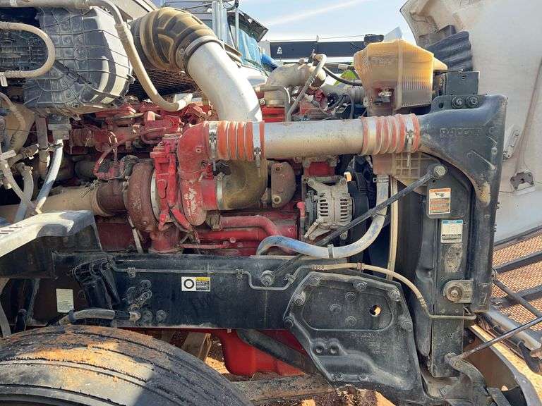 2015 Peterbilt 579 showing 424,747 mi, 22,986 hrs - runs