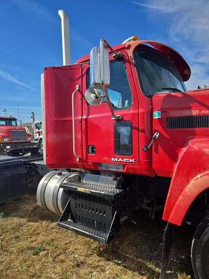 2011 Mack CHU613 showing 558,544 mi, 16,894 hrs- runs