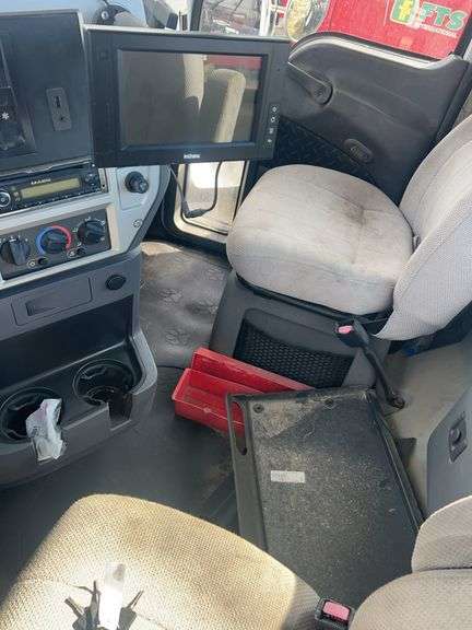 2013 Mack CXU613 showing 376,107 mi, 8,830 hrs - doesn’t run